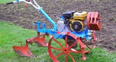 Jak správně sypat brambory s pojízdným traktorem a kultivátorem